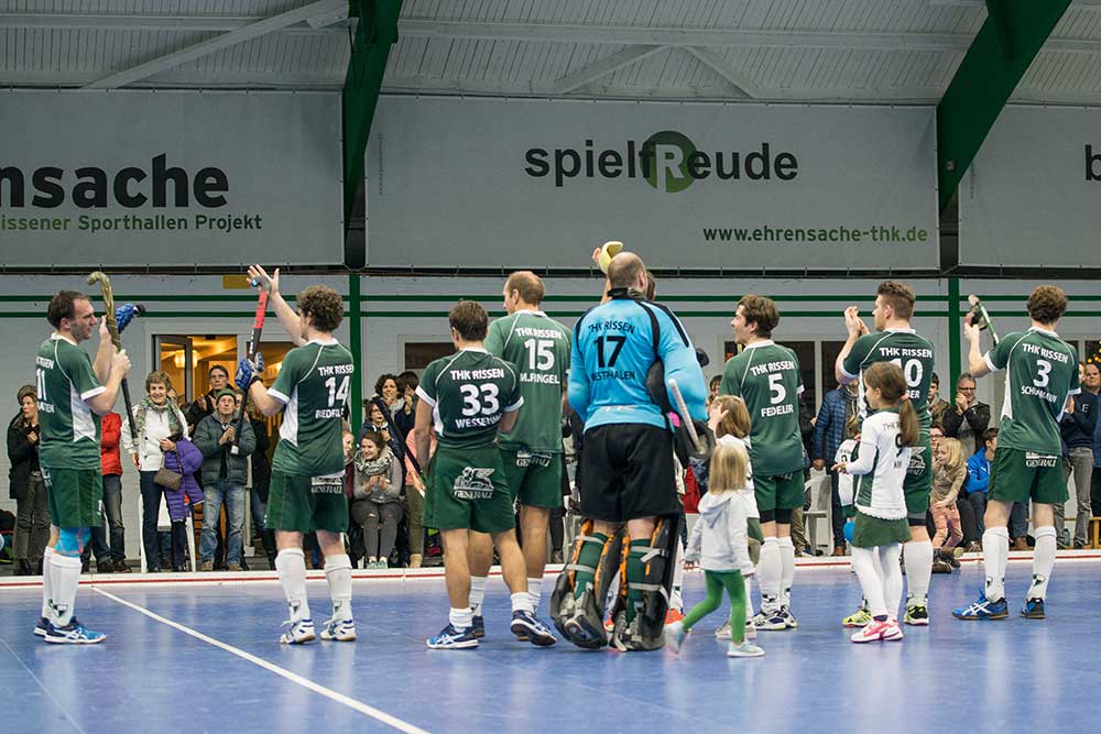 Die 1. Hockeyherren bedanken sich beim Publikum